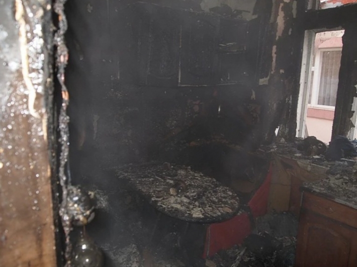 У Новоселиці згоріла квартира, яку орендувала одинока матір чотирьох дітей