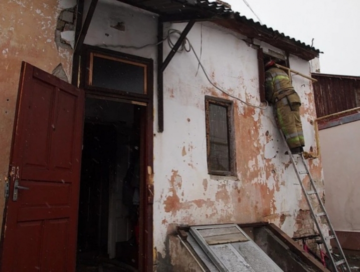 У Новоселиці згоріла квартира, яку орендувала одинока матір чотирьох дітей