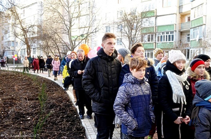 На одній із вулиць Чернівців з’явилася вело-роликова доріжка