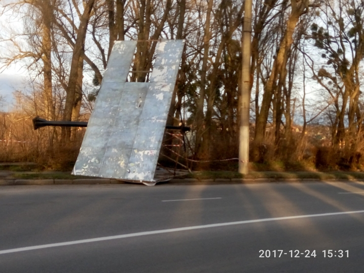 На вулиці Січових Стрільців сильний вітер повалив білл-борд