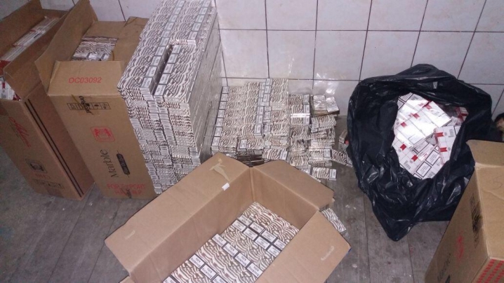 На Буковині прикордонники виявили 7 тисяч пачок цигарок у фурі з «Кока-Колою»