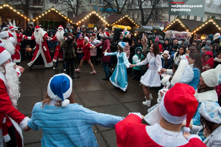 Чернівецькі Діди Морози зі Снігурочками влаштували танці біля ялинки 