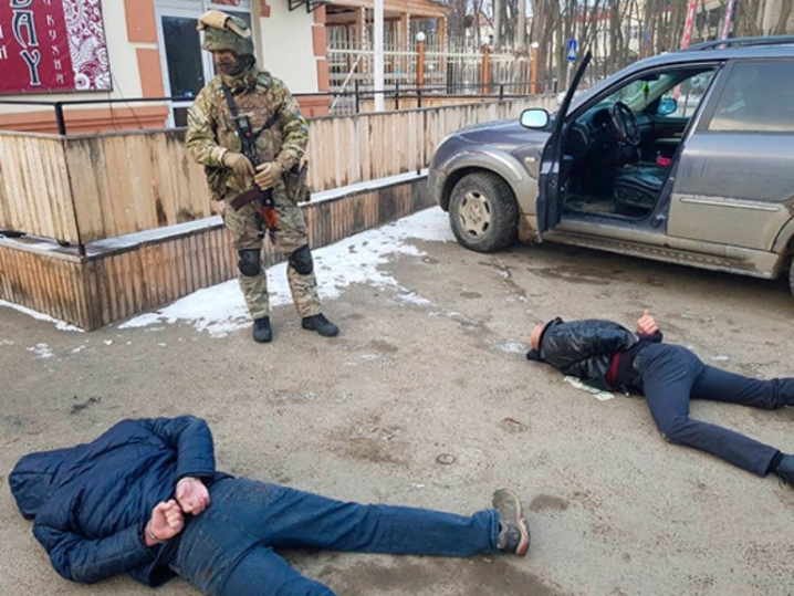 За вимагання 20 тисяч євро у буковинця поліцейські затримали трьох його земляків