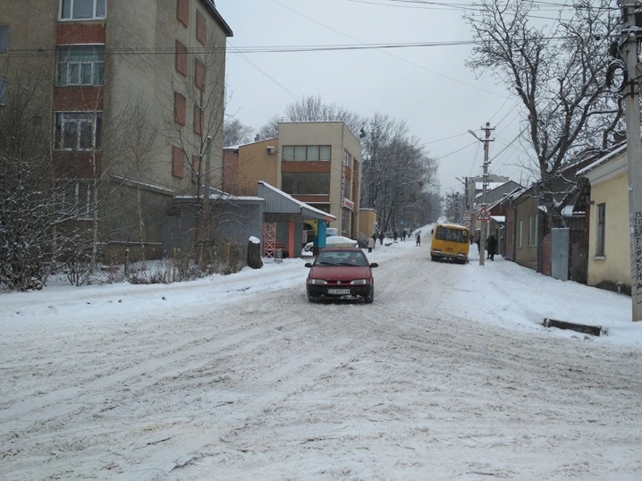 Чернівчани не могли добратися на роботу – дороги у місті не розчистили від снігу