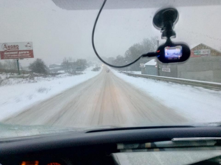 Чернівчани не могли добратися на роботу – дороги у місті не розчистили від снігу