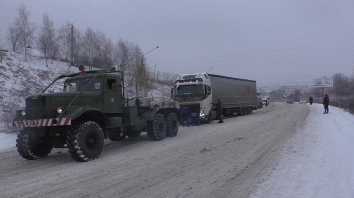 На Буковині рятувальники витягли зі снігових заметів 12 вантажівок
