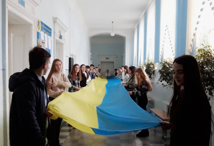 Учні гімназії №5 розтягли 25-метровий прапор та заспівали гімн