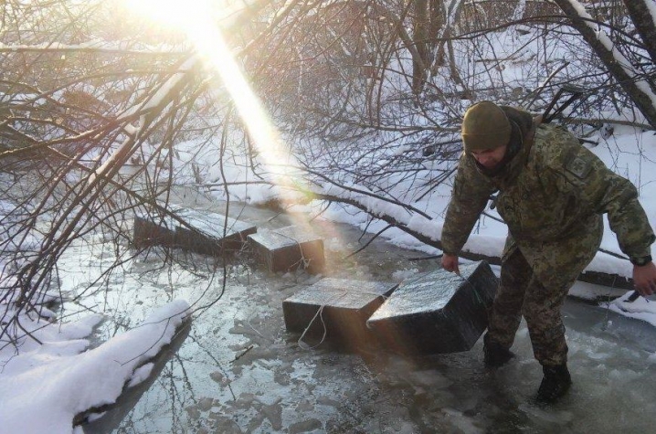 На Буковині контрабандисти покинули цигарки у струмку