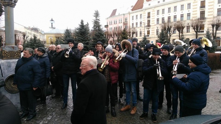 Кілька сотень чернівчан попрощалися із викладачкою музики Тамарою Шкурган