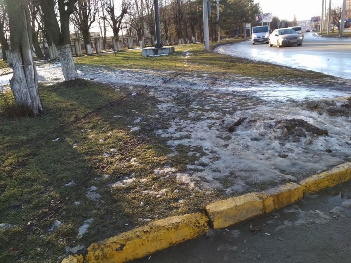 На Південно-Кільцевій позашляховик наїхав на трьох людей