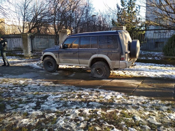 На Південно-Кільцевій позашляховик наїхав на трьох людей