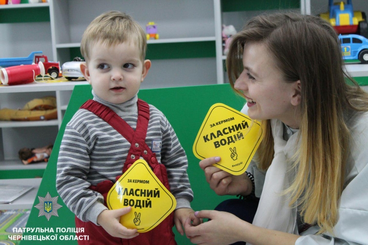 Чернівецьким водіям роздали тематичні наліпки