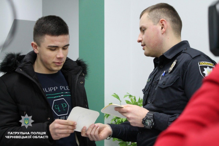 Чернівецьким водіям роздали тематичні наліпки