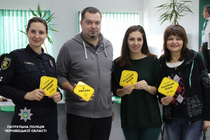 Чернівецьким водіям роздали тематичні наліпки