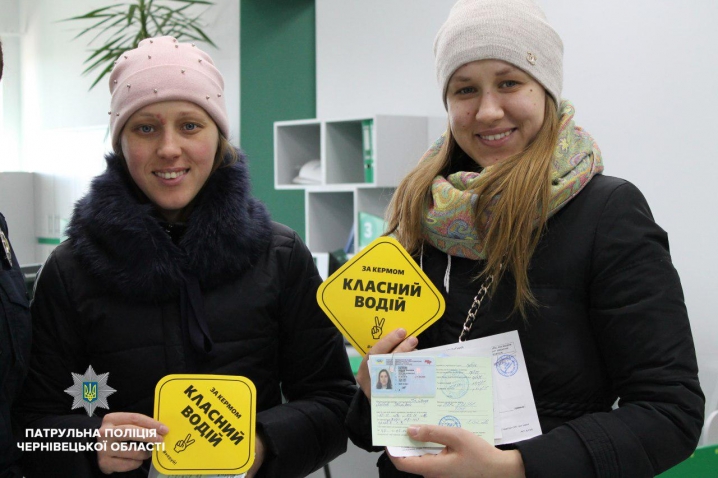 Чернівецьким водіям роздали тематичні наліпки