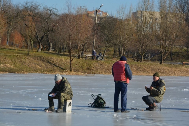 Попри тонку кригу, на озері у Жовтеному парку рибалять десятки чернівчан