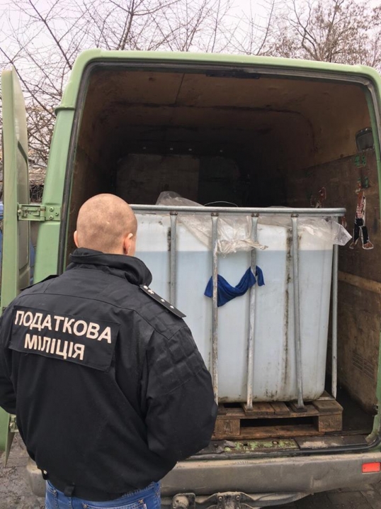 На Буковині податкові міліціонери вилучили три тонни спирту