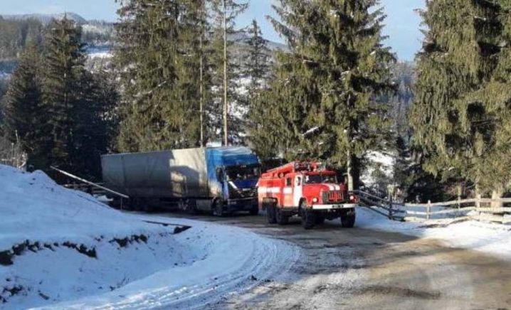 Через негоду на Путильщині застрягла вантажівка