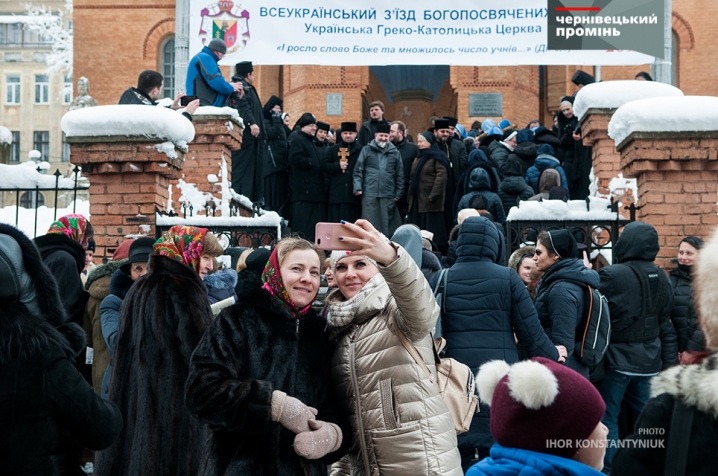 У Чернівці з’їхалися сотні монахинь із усієї України