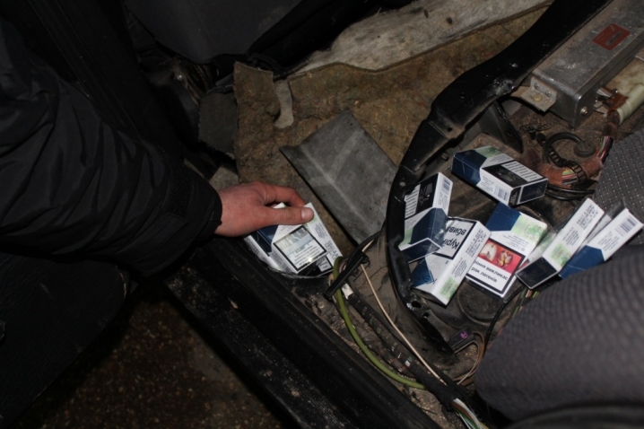 Буковинські контрабандисти заховали цигарки у коробках із печивом