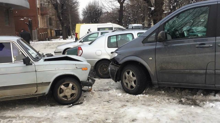 На розі Садової та Героїв Майдану зіштовхнулися три автівки