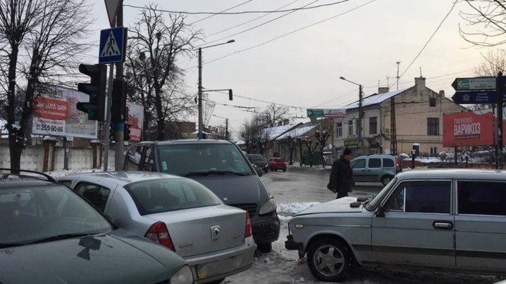 На розі Садової та Героїв Майдану зіштовхнулися три автівки
