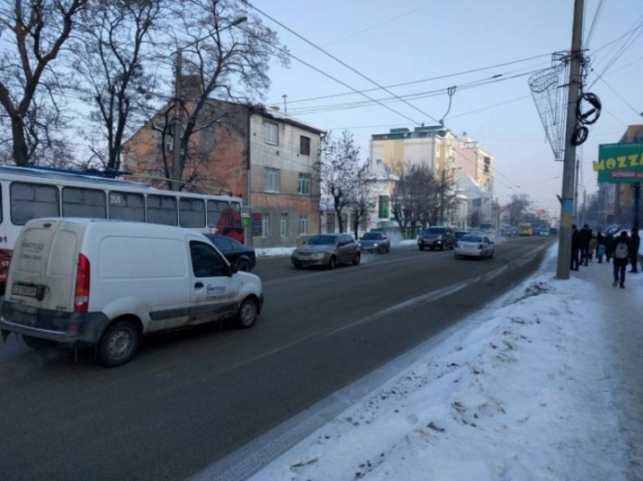 На Героїв Майдану зіштовхнулися тролейбус та два легковика
