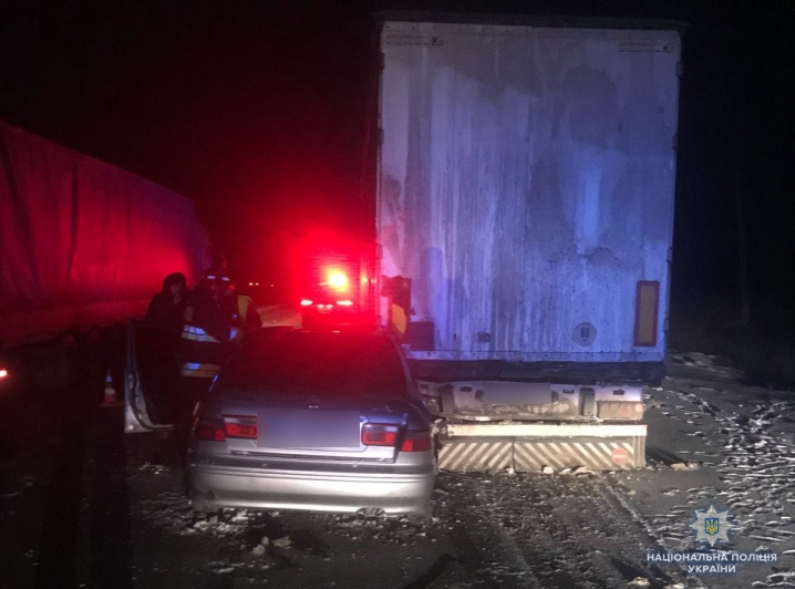 На Хотинщині іномарка в’їхала у припарковану вантажівку