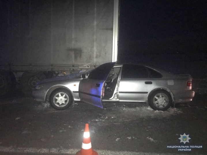 На Хотинщині іномарка в’їхала у припарковану вантажівку