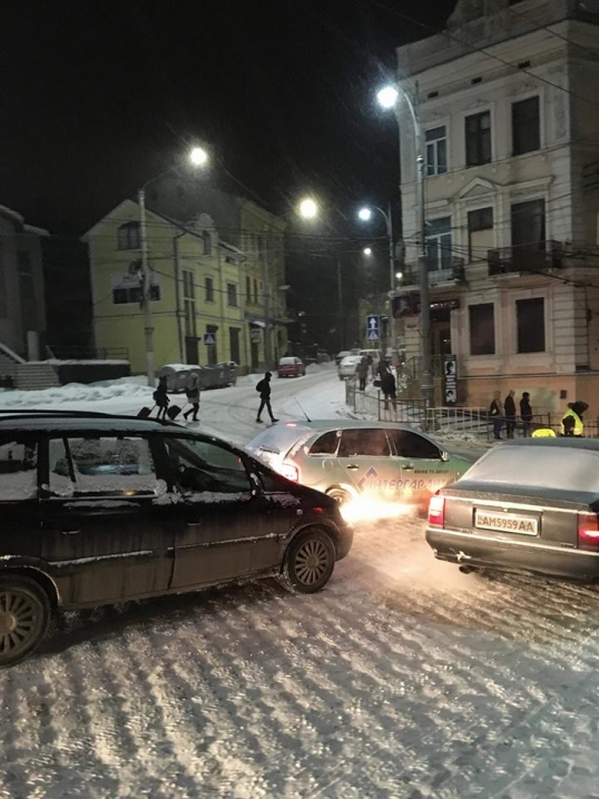 Невеликий сніг зупинив транспорт у центрі Чернівців