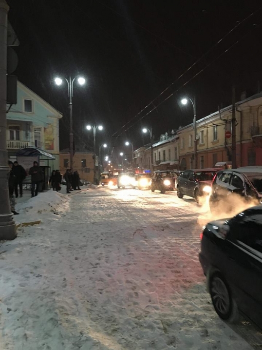 Невеликий сніг зупинив транспорт у центрі Чернівців