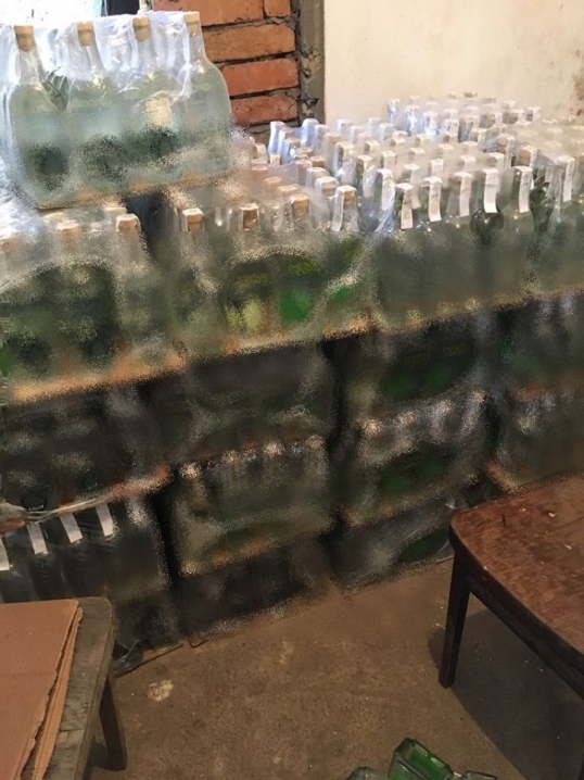 На Буковині поліція ліквідувала підпільний цех із виробництва фальсифікованого алкоголю 
