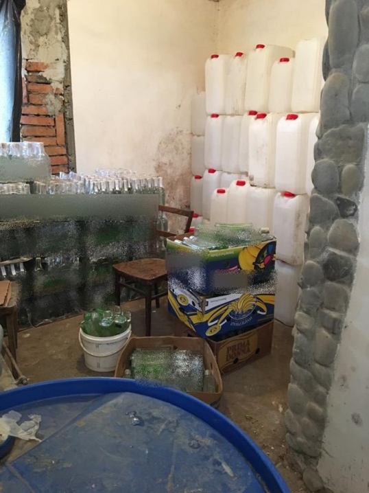 На Буковині поліція ліквідувала підпільний цех із виробництва фальсифікованого алкоголю 
