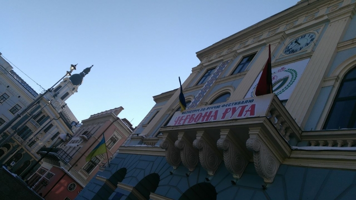 У роковини смерті Шухевича Ратушу прикрасили чорно-червоним прапором