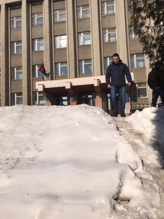 Інспекція з благоустрою Чернівців не розчистила від снігу територію біля власної будівлі