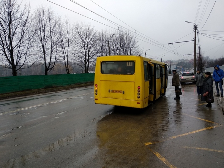 Чернівчани вранці мокли на зупинках через відсутність транспорту