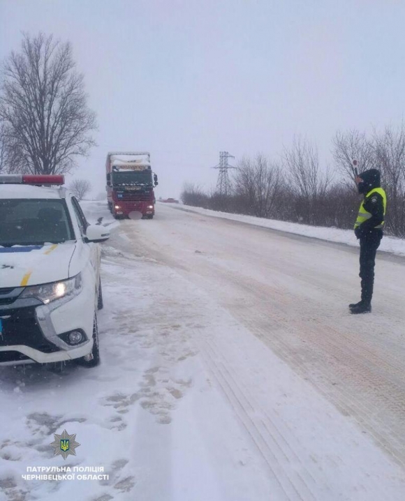Патрульні відбуксували авто, що застрягло на трасі