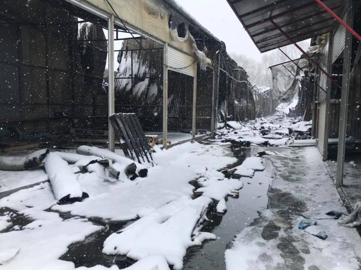 У мережі з'явилися фото наслідків масштабної пожежі на «Калинівському ринку»