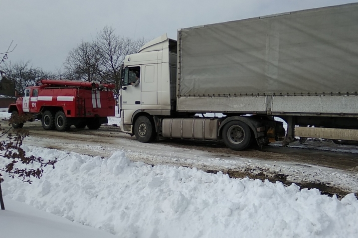 За добу на Буковині рятувальники витягли із заметів автобус та 11 вантажівок