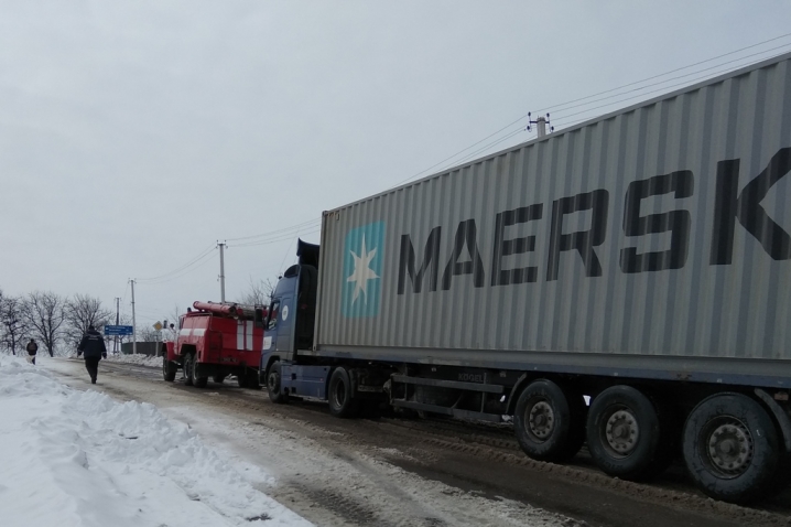 За добу на Буковині рятувальники витягли із заметів автобус та 11 вантажівок