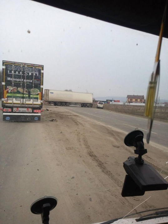 Біля Магали фура зіштовхнулася з легковиком