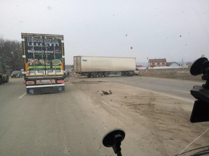 Біля Магали фура зіштовхнулася з легковиком