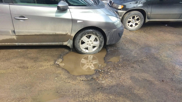 Позашляховик застряг у ямі на вулиці Щербанюка