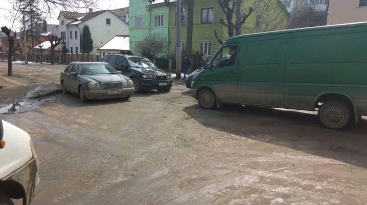 Позашляховик застряг у ямі на вулиці Щербанюка