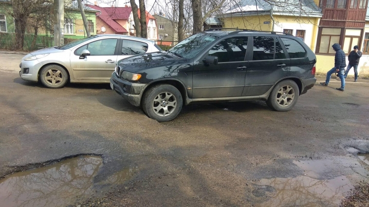 Позашляховик застряг у ямі на вулиці Щербанюка