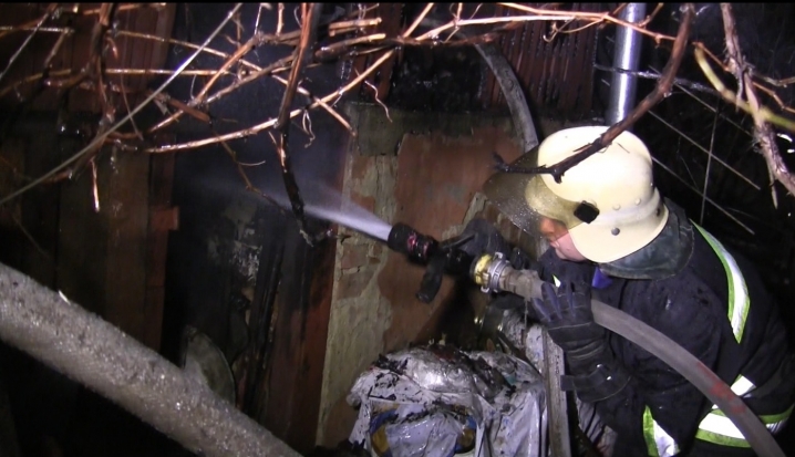 У Чернівцях літня жінка отримала опіки під час пожежі У Чернівцях літня жінка отримала опіки під час пожежі