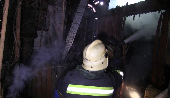 У Чернівцях літня жінка отримала опіки під час пожежі У Чернівцях літня жінка отримала опіки під час пожежі