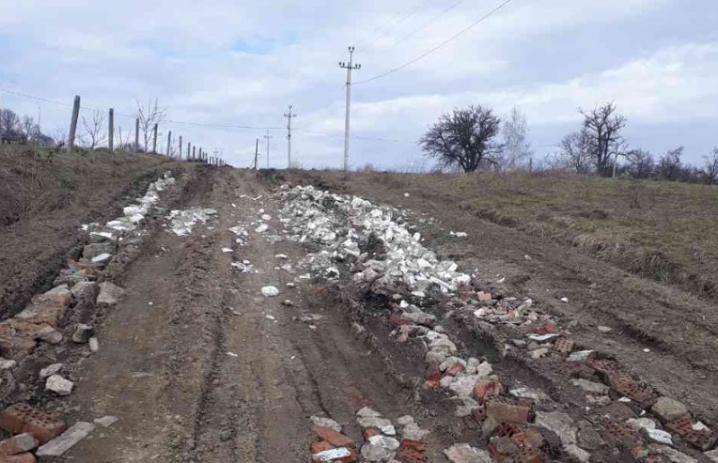 Жителі Сторожинеччини самі привели до ладу сільську дорогу
