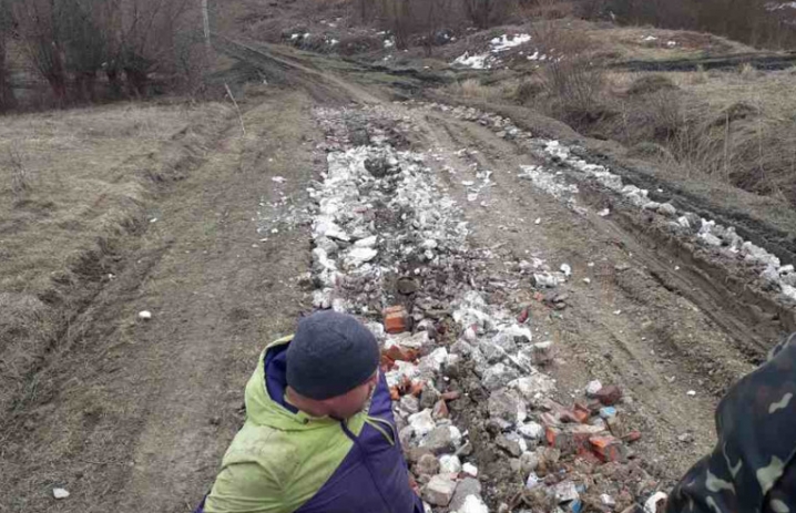 Жителі Сторожинеччини самі привели до ладу сільську дорогу