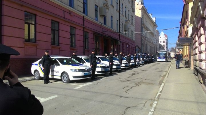 Буковинська поліція отримала 12 нових автомобілів